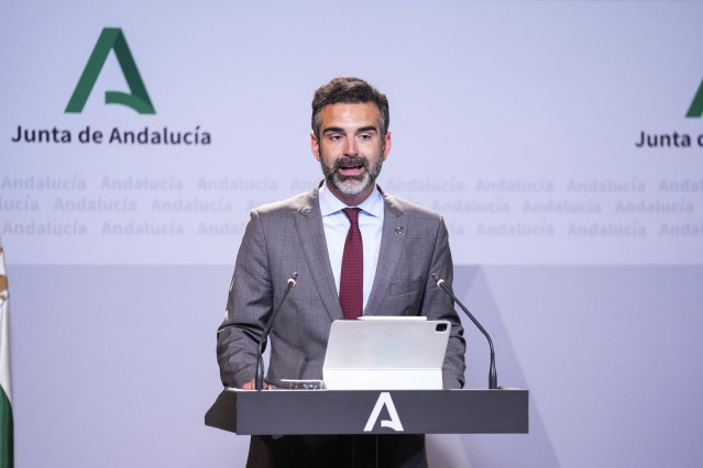 El consejero de Sostenibilidad, Medio Ambiente y Economía Azul de la Junta de Andalucía y portavoz del gobierno, Ramón Fernández-Pacheco, comparece en la rueda de prensa posterior al Consejo de Gobierno, a 30 de abril de 2024, en Sevilla (Andalucía, Españ