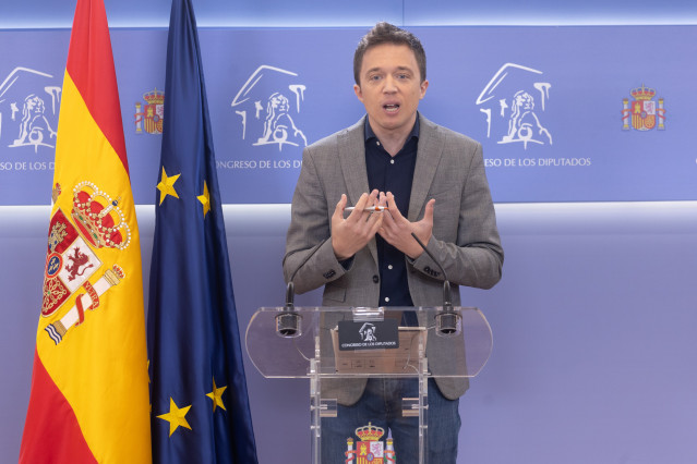El líder de Más País, Iñigo Errejón, durante una rueda de prensa, en el Congreso de los Diputados, a 30 de abril de 2024, en Madrid (España).