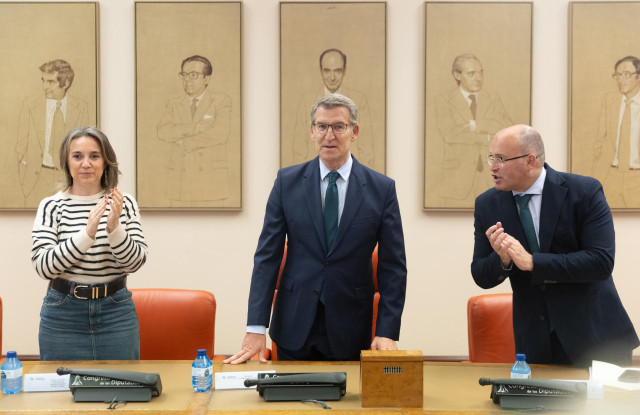 (I-D) La secretaria general del PP, Cuca Gamarra; el líder del PP, Alberto Núñez Feijóo y el portavoz del PP en el Congreso, Miguel Tellado, durante la reunión de los grupos parlamentarios de Congreso y Senado a 30 de abril de 2024, en Madrid (España). El