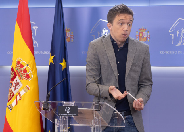 El líder de Más País, Iñigo Errejón, durante una rueda de prensa, en el Congreso de los Diputados, a 30 de abril de 2024, en Madrid (España).