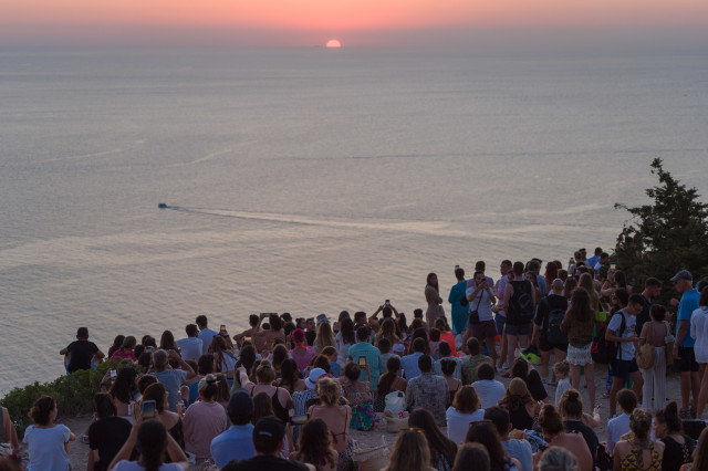 Archivo - Grupos de personas disfrutan del atardecer en la Cala d'Hort, a 7 de agosto de 2022, en Ibiza, Baleares (España). La Cala d'Hort  es una playa desde la que se puede disfrutar de las vistas sobre el misterioso islote de Es Vedrà, que se levanta s