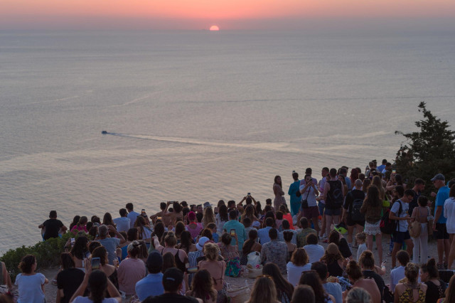 Archivo - Grupos de personas disfrutan del atardecer en la Cala d'Hort, a 7 de agosto de 2022, en Ibiza, Baleares (España). La Cala d'Hort  es una playa desde la que se puede disfrutar de las vistas sobre el misterioso islote de Es Vedrà, que se levanta s