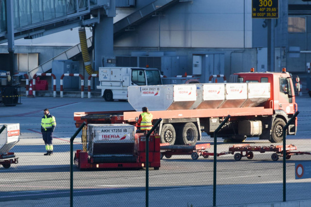 Archivo - Varios trabajadores de handling de Iberia.