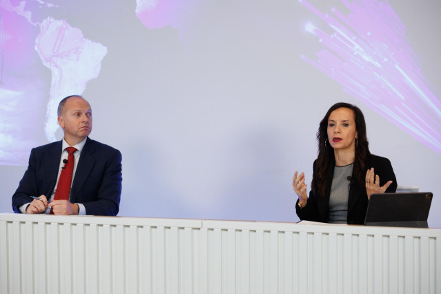Archivo - El consejero delegado de Redeia, Roberto García Merino, y la presidenta de Redeia, Beatriz Corredor, durante una rueda de prensa para presentar los resultados financieros del ejercicio 2022 de Redeia, en su sede, a 28 de febrero de 2023, en Madr