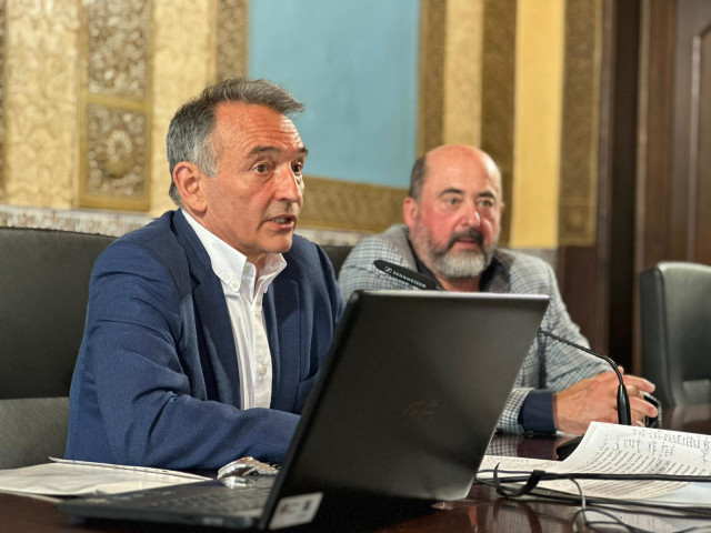 Enrique Santiado (IU), durante su conferencia en el Rectorado de la Universidad de Córdoba.