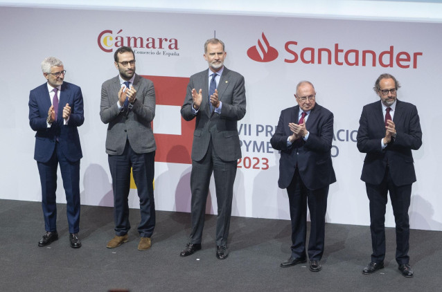 Consejero Delegado del Banco Santander España, Ángel Rivera; el ministro de Economía, Comercio y Empresa, Carlos Cuerpo; el Rey Felipe VI; el presidente de la Cámara de Comercio, José Luis Bonet y el director general de medio del Grupo Prisa, Juan Cantón.