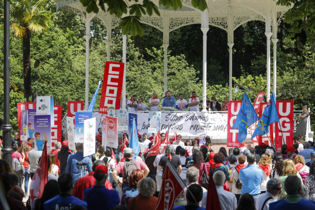Archivo - Varias personas acuden a un mitin de los sindicatos UGT y CCOO por el Día del Trabajador