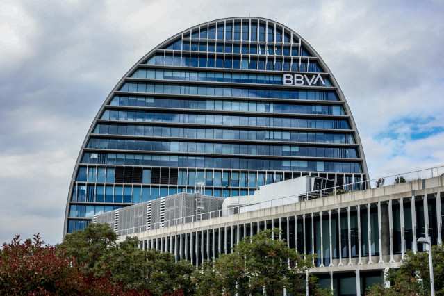 Fachada del edificio ‘La Vela’, en la ciudad del BBVA, a 30 de abril de 2024, en Madrid (España). BBVA está estudiando una posible fusión con Banco Sabadell y ha contratado a varios asesores para analizar la operación, según ha informado el banco en un co