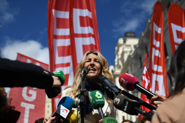 La vicepresidenta segunda y ministra de Trabajo, Yolanda Díaz, ofrece declaraciones a los medios durante la manifestación por el Día del Trabajo.