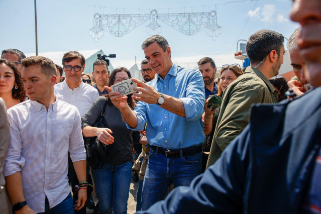 Sánchez junto a visitantes de la Feria