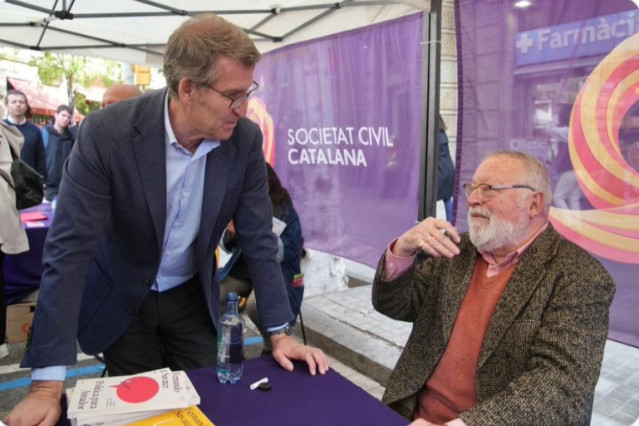 El líder del PP, Alberto Núñez Feijóo, y con el filósofo Fernando Savater.
