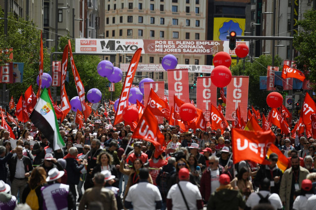 Decenas de personas durante la manifestación por el Día del Trabajador, a 1 de mayo de 2024, en Madrid (España).