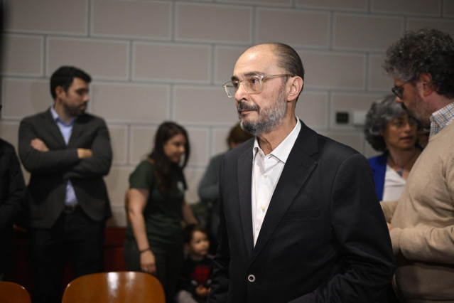 El expresidente de Aragón Javier Lambán a su llegada a la presentación de su libro ‘Una emoción política’, en la Diputación de Zaragoza, a 18 de abril de 2024, en Zaragoza, Aragón (España).