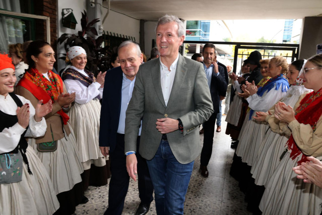 Archivo - El presidente de la Xunta, Alfonso Rueda, acompañado del conselleiro do Mar, Alfonso Villares, y de secretario xeral de Emigración, Antonio Rodríguez Miranda, saluda a directivas de entidades gallegas en Argentina
