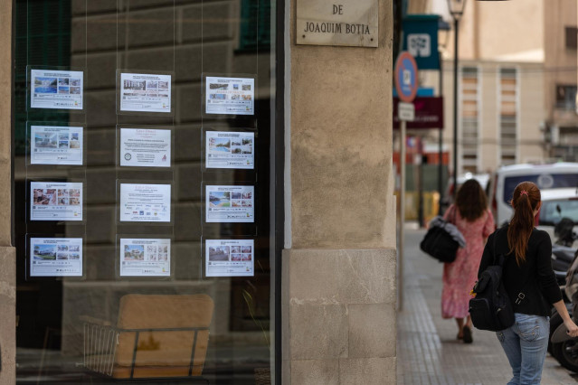 Anuncios de viviendas en venta en una inmobiliaria.