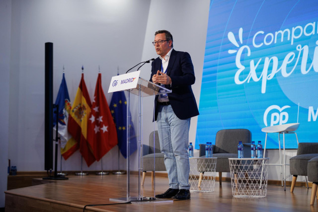 El secretario general del PP de Madrid, Alfonso Serrano, interviene durante la inauguración de la I Intermunicipal del PP de Madrid, en el Centro Municipal Hub El Cantizal, a 26 de abril de 2024, en Las Rozas, Madrid (España).