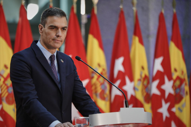 Archivo - El presidente del Gobierno, Pedro Sánchez,  ofrece una rueda de prensa tras su reunión con la presidenta de la Comunidad de Madrid, Isabel Díaz Ayuso, en la sede de la Presidencia regional, en Madrid (España), a 21 de septiembre de 2020.