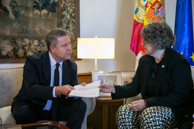 El presidente de Castilla-La Mancha y la consejera de Desarrollo Sostenible, Mercedes Gómez.