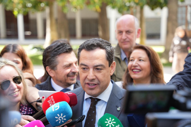 El presidente de la Junta, Juanma Moreno (c), atiende a los medios de comunicación a su llegada al pleno. A 02 de mayo de 2024, en Sevilla (Andalucía, España). El presidente de la Junta, Juanma Moreno, responde a las preguntas de los grupos en la sesión d