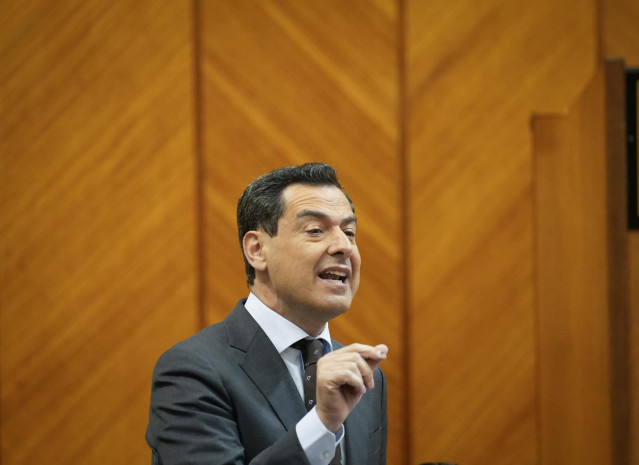 El presidente de la Junta de Andalucía, Juanma Moreno, este jueves en el Pleno del Parlamento de Andalucía.