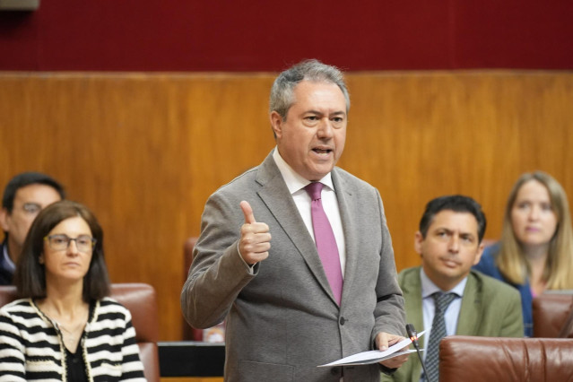 El secretario del PSOE-A, Juan Espadas, durante su turno de palabra en la sesión de control al Gobierno. A 02 de mayo de 2024, en Sevilla (Andalucía, España). El presidente de la Junta, Juanma Moreno, responde a las preguntas de los grupos en la sesión de