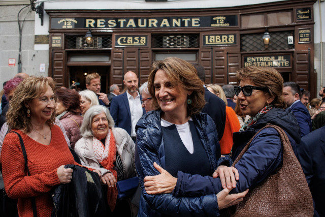 La vicepresidenta tercera  y candidata del PSOE a las elecciones europeas, Teresa Ribera, saluda a militantes del partido, a su llegada a la celebración del 145 aniversario de la fundación del PSOE, en Casa Labra, a 2 de mayo de 2024, en Madrid (España).