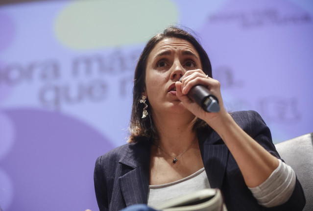 Archivo - La candidatura de Podemos a las elecciones europeas y exministra de Igualdad, Irene Montero, participa en el acto 'Ara més que mai', en el Aula Magna de la Facultad de Filosofía de la UV, a 26 de enero de 2024, en Valencia, Comunidad Valenciana