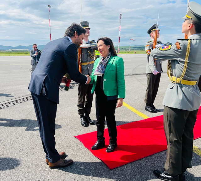 La ministra de Defensa , Margarita Robles, visita en Eslovaquia un contingente español.