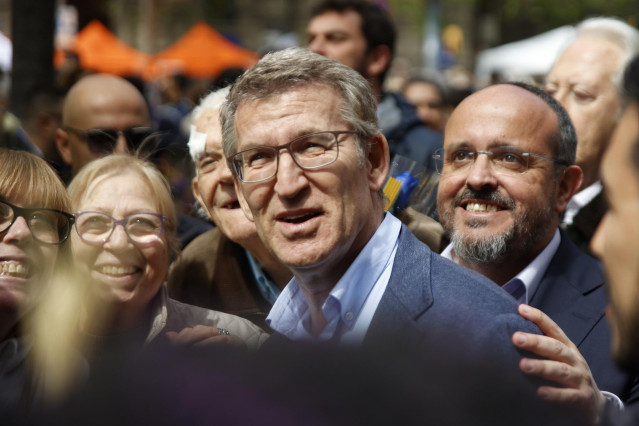 El presidente del PP, Alberto Núñez Feijóo  y el candidato del partido a las elecciones catalanas, Alejandro Fernández  durante su visita a Barcelona por el día de Sant Jordi, a 23 de abril de 2024, en Barcelona, Cataluña (España).