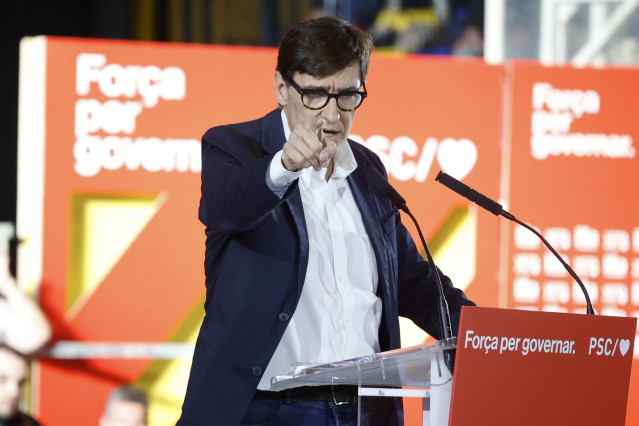 El candidato del PSC al 12M, Salvador Illa, en un mitin en Sant Boi de Llobregat (Barcelona)