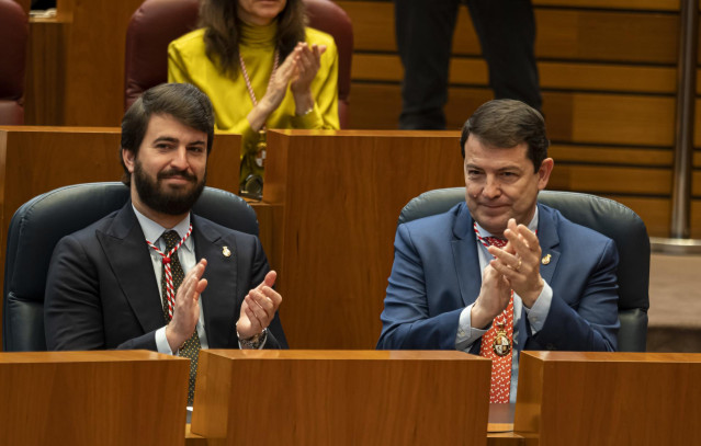Archivo - El vicepresidente de la Junta de Castilla y León, Juan García-Gallardo (i), y el Presidente de la Junta de Castilla y León, Alfonso Fernández Mañueco (d), durante el acto de celebración del 40 Aniversario del Estatuto de Autonomía de Castilla y