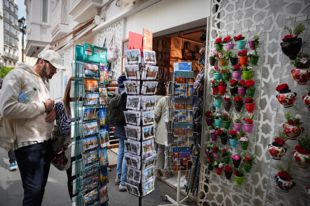 Archivo - Turistas en el centro de Sevilla