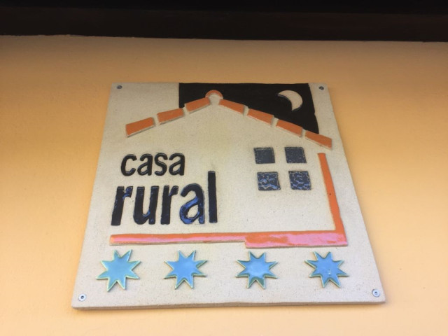 Archivo - Cartel de casa rural
