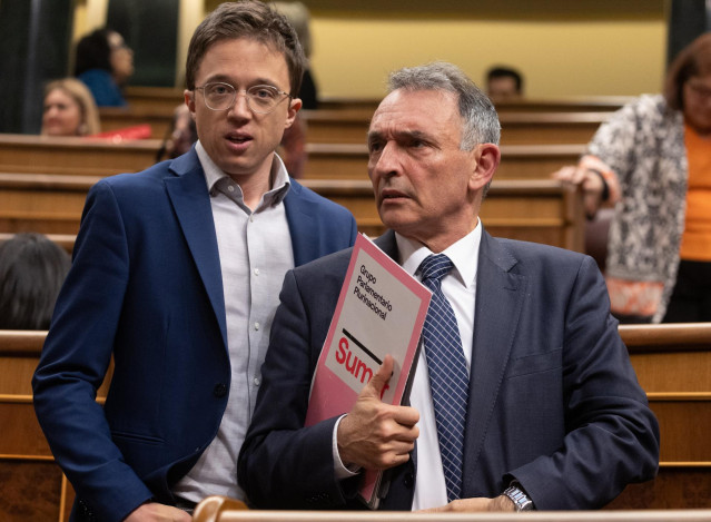 El portavoz de Sumar en el Congreso, Iñigo Errejón (i), y el portavoz parlamentario de IU y diputado de Sumar, Enrique Santiago (d), durante una sesión plenaria en el Congreso de los Diputados, a 9 de abril de 2024, en Madrid (España).