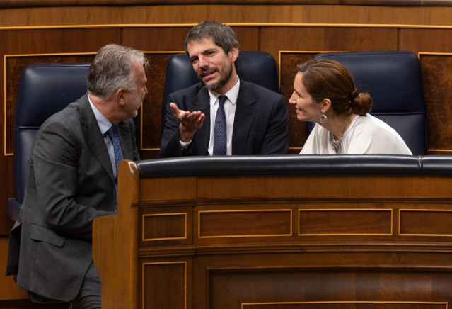 Archivo - (I-D) El ministro de Política Territorial y Memoria Democrática, Ángel Víctor Torres; el ministro de Cultura, Ernest Urtasun y la ministra de Sanidad, Mónica García, durante una sesión de control al Gobierno, en el Congreso de los Diputados, a 1