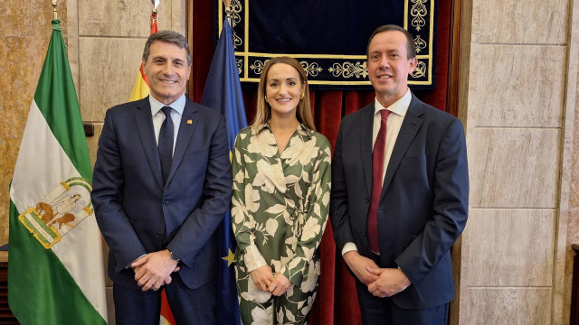 El delegado de Gobierno en Andalucía, Pedro Fernández, la jefa de la Unidad contra la Violencia sobre la Mujer en la provincia de Almería, María Dolores Cruz, y el subdelegado de Gobierno en Almería, José María Martín.