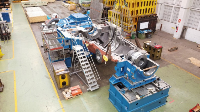 Archivo - Montaje de turbina en Navantia Ferrol