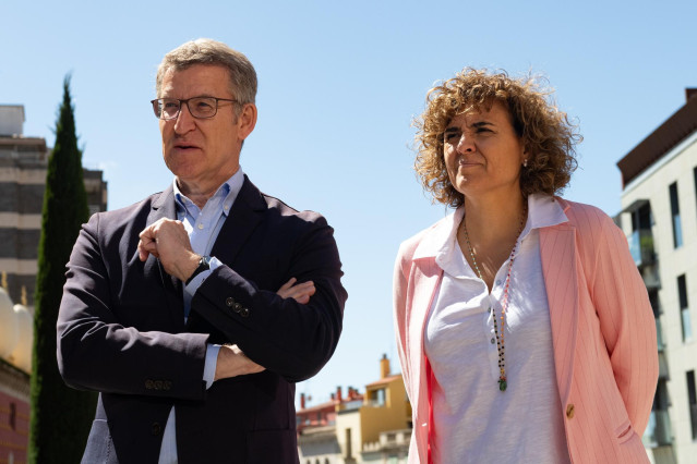 El líder del PP, Alberto Núñez Feijóo y la vicepresidenta portavoz del Partido Popular en el Parlamento Europeo y directora de la campaña electoral, Dolors Montserrat, durante un acto de campaña electoral del PP, en el Museo Dalí, a 3 de mayo de 2024, en