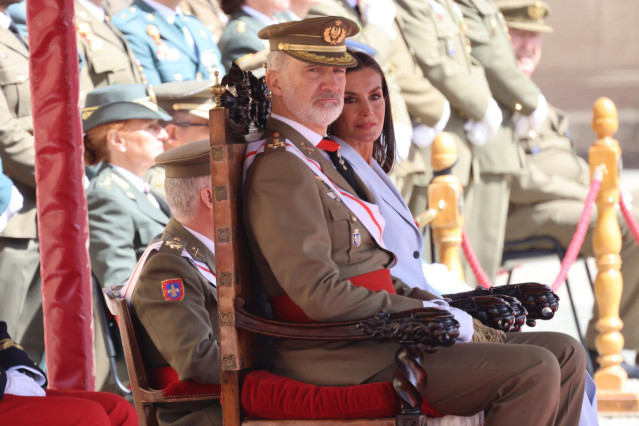 El Rey Felipe VI y la Reina Letizia en el 40 aniversario de la jura de Bandera del Rey Felipe VI en el Ejército de Tierra en la Academia General Militar de Zaragoza a 04 de Mayo de 2024 en Zaragoza (España).