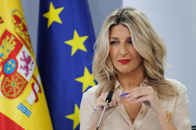 La vicepresidenta segunda y Ministra de Trabajo y Economía Social, Yolanda Díaz, durante una rueda de prensa posterior a la reunión del Consejo de Ministros, a 30 de abril de 2024, en Madrid (España).