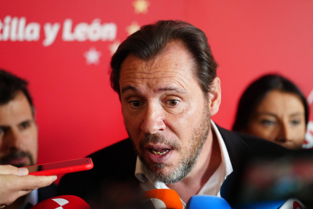 El ministro de Transportes y Movilidad Sostenible, Óscar Puente, realiza unas declaraciones a la prensa durante la inauguración de la III Escuela de Gobierno del PSOE de Castilla y León en el Colegio Arzobispo Fonseca, a 3 de mayo de 2024, en Salamanca, C