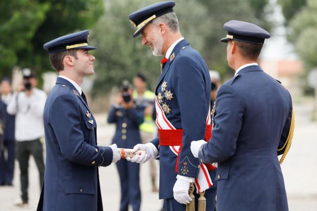 Archivo - Felipe VI, acompañado del jefe de Estado Mayor del Éjercito del Aire, Javier Salto, preside entrega de Reales Despachos a los nuevos tenientes del Éjercito del Aire y del Espacio y el acto de relevo de abanderado en la Academia General del Aire