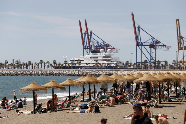 Archivo - Malagueños y visitantes disfrutan de las playas  de la capital durante el primer fin de semana de apertura de la movilidad entre provincias y coincidiendo con la primera semana del mes de mayo, en la imagen la playa de la Malagueta, a 02 de mayo