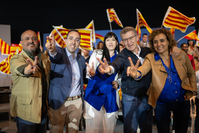 (I-D) El presidente del PP en Cataluña y candidato del partido a las elecciones catalanas, Alejandro Fernández, el líder del PP en el Ayuntamiento de Lleida, Xavier Palau, la candidata del PP por Lleida, Montse Berenguer, el presidente del Partido Popular