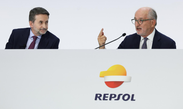 Archivo - El CEO de Repsol, Josu Jon Imaz y el presidente de Repsol, Antonio Brufau, durante la junta General de Accionistas de Repsol, en el Palacio Municipal de Congresos de Madrid, a 25 de mayo de 2023,