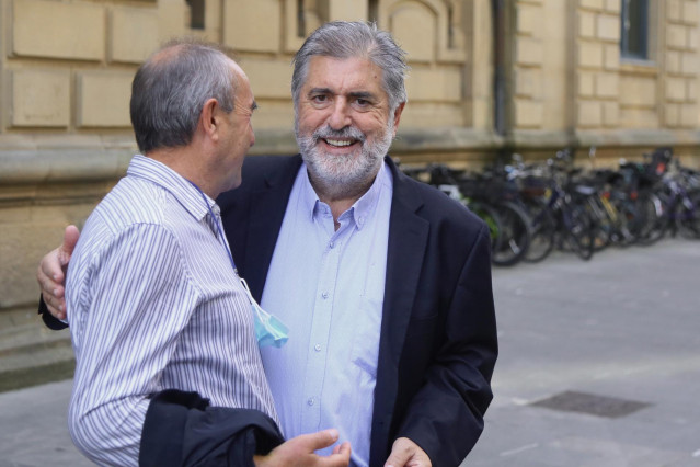 Archivo - El expresidente del PSDE-EE Jesús Eguiguren (d)