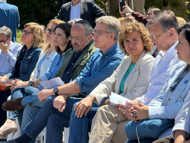 El líder del PP, Alberto Núñez Feijóo, junto al candidato Alejandro Fernández y la directora de campaña y número 1 a las europeas, Dolors Montserrat