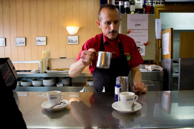 Archivo - Camarero sirviendo desayunos en un bar de Madrid