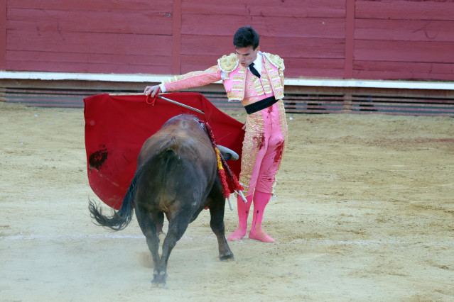 Gonzalo Caballero durante su faena taurina en las fiestas del Dos de Mayo, a 28 de abril de 2024, en Móstoles (Madrid, España)