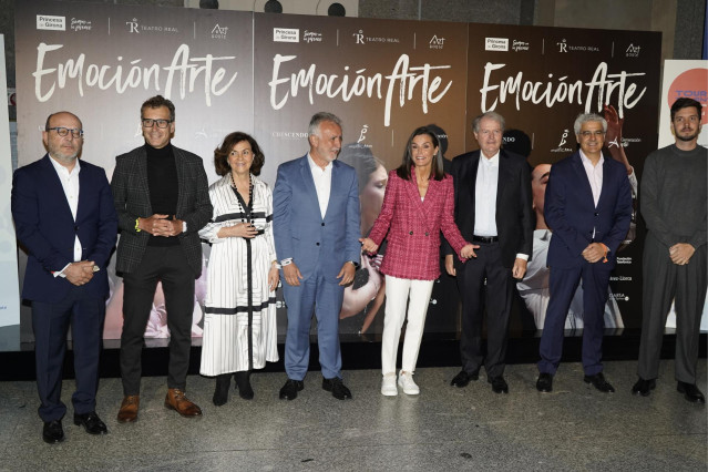 Carmen Calvo, la Reina Letizia y Julio Reyes Copello posan antes de entrar al concierto “EmociónArte”, a 06 de mayo de 2024, en Madrid (España)